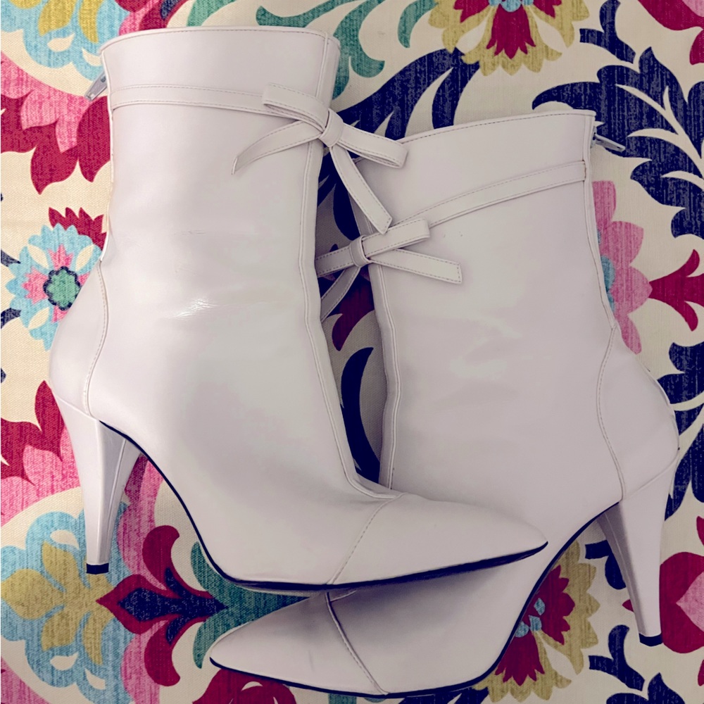 White 1960s style leather bow heel boots size 40